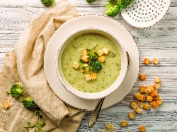 Зеленчукова крем супа с тиквички, броколи и киноа - снимка на рецептата